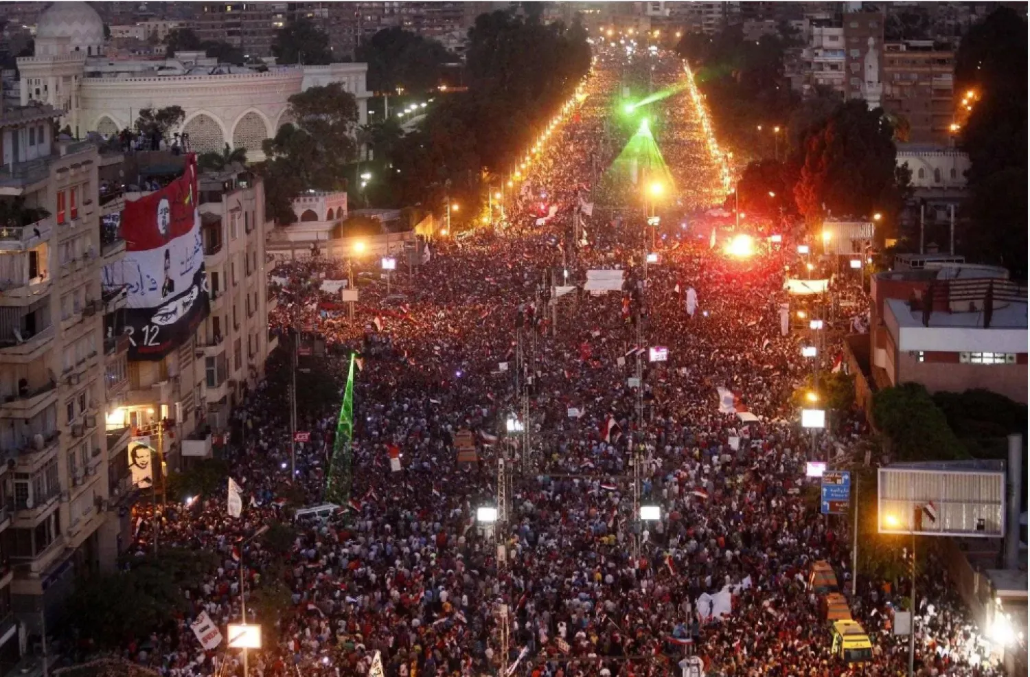 مئات الآلاف من المصريين قرب القصر الرئاسي شرق القاهرة في يونيو 2013 للتظاهر ضد حكم الرئيس الأسبق محمد مرسي (أرشيفية - أ.ف.ب)