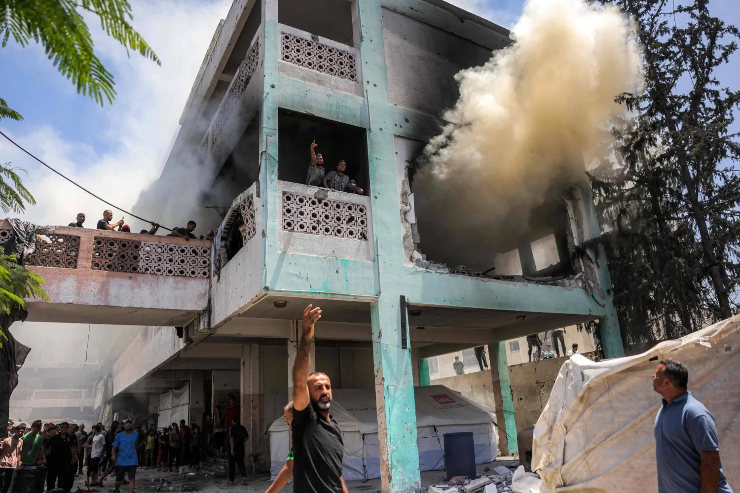 دخان يتصاعد من مدرسة أسامة بن زيد في منطقة الصفطاوي غرب جباليا التي تأوي نازحين بعدما تعرضت لقصف إسرائيلي (أ.ف.ب)