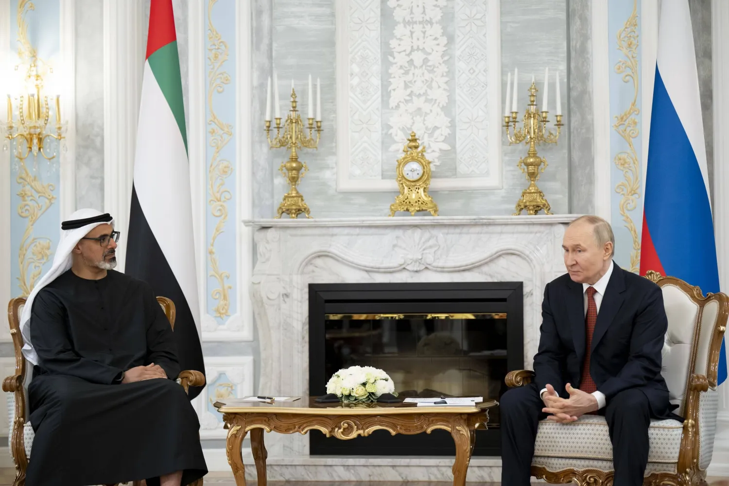 الشيخ خالد بن محمد بن زايد آل نهيان ولي عهد أبوظبي مع الرئيس الروسي فلاديمير بوتين (وام)