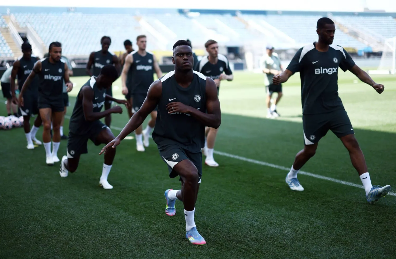 لاعبو تشيلسي يستعدون بروح عالية للمواجهة الصعبة أمام بنفيكا (رويترز)