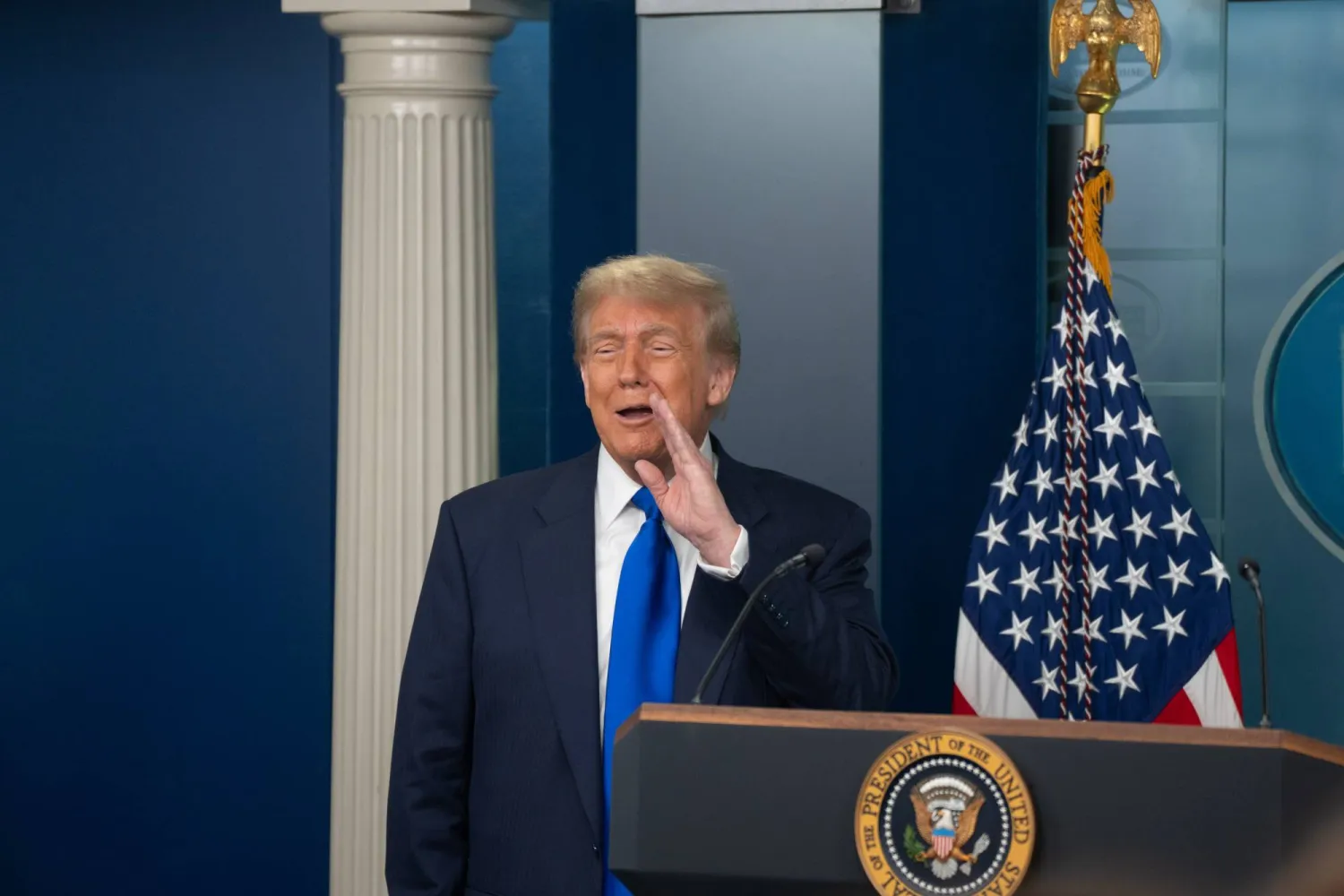 الرئيس الأميركي دونالد ترمب يتحدث للصحافة في البيت الأبيض (د.ب.أ)