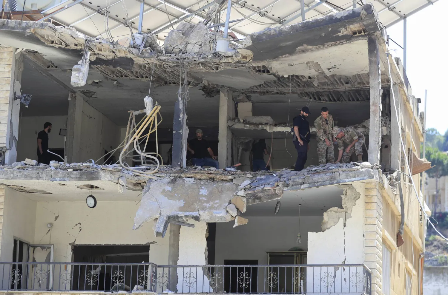 جنود من الجيش اللبناني يتفقدون منزلاً مدمراً تعرض لقصف إسرائيلي في النبطية جنوب لبنان (أ.ب)