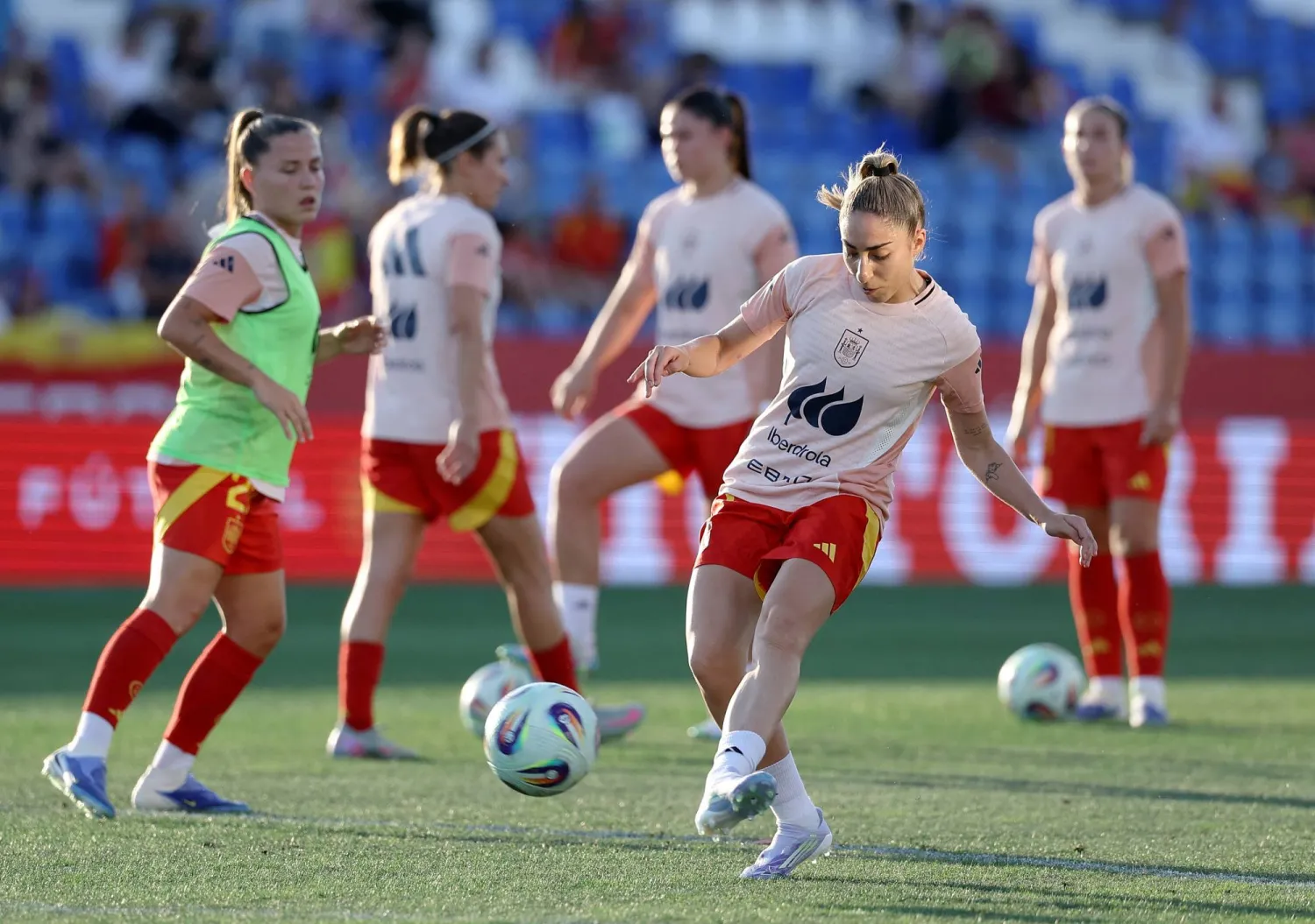 سيدات إسبانيا خلال استعداداتهن للبطولة (رويترز)