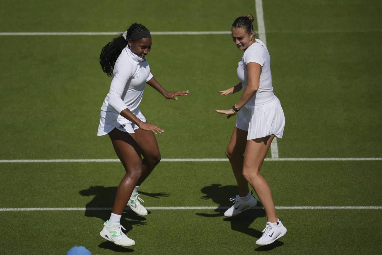 سابالينكا وغوف خلال تأدية الرقصة على ملعب ويمبلدون (أ.ب)