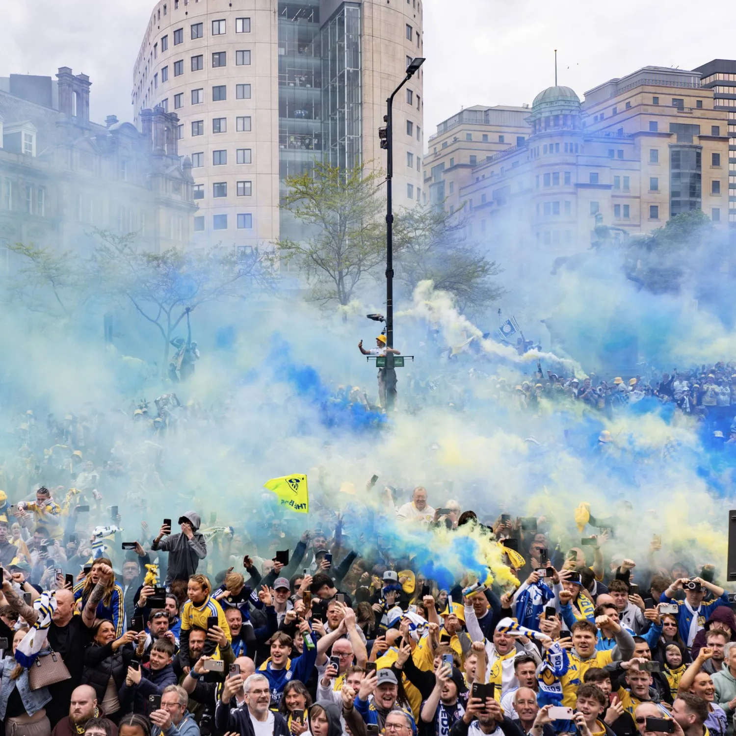 جماهير ليدز خلال الاحتفالات بلقب تشامبيونشيب (الشرق الأوسط)