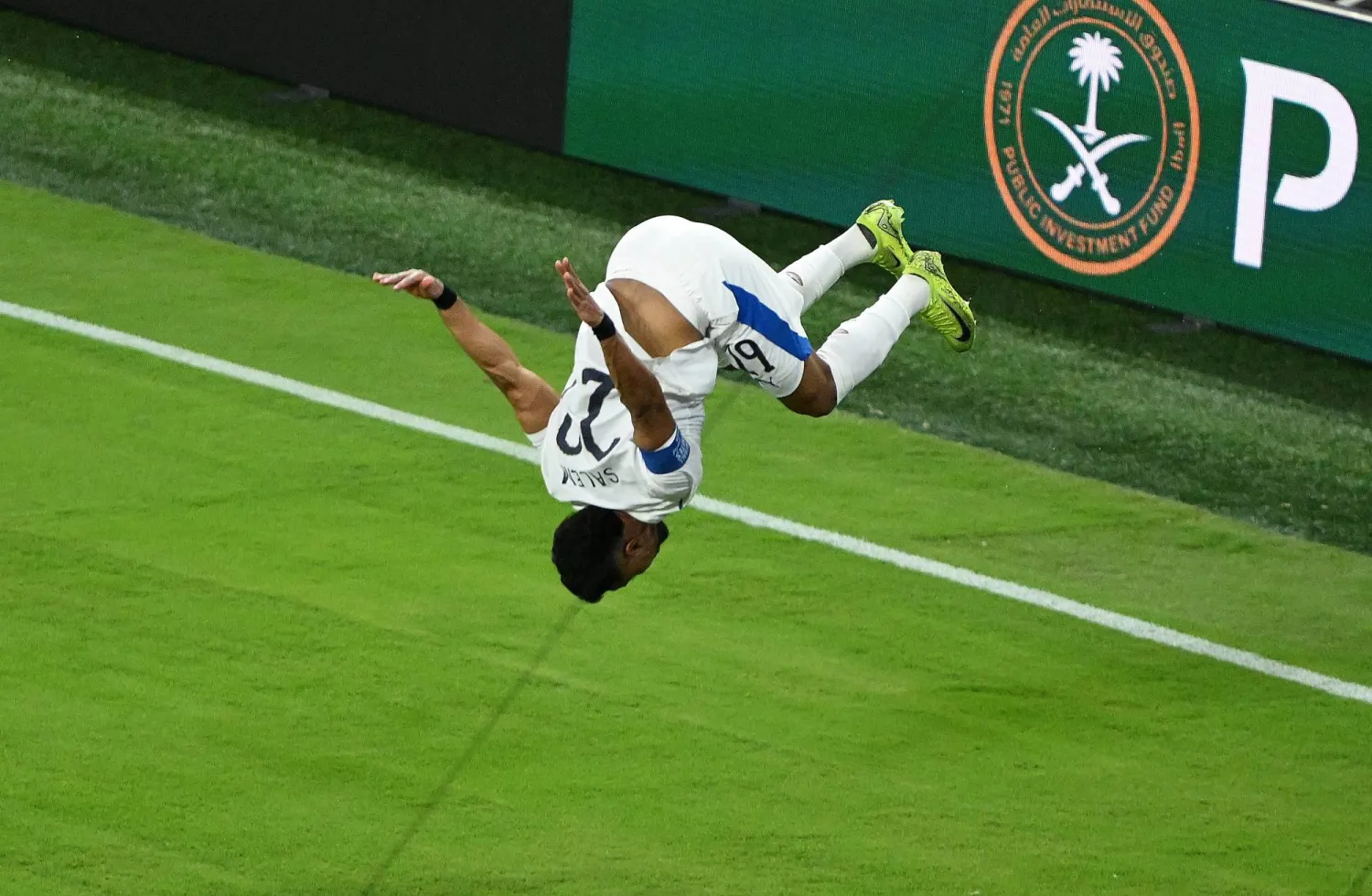 سالم الدوسري قائد الهلال محتفلا بهدفه في الشباك المكسيكية (رويترز)