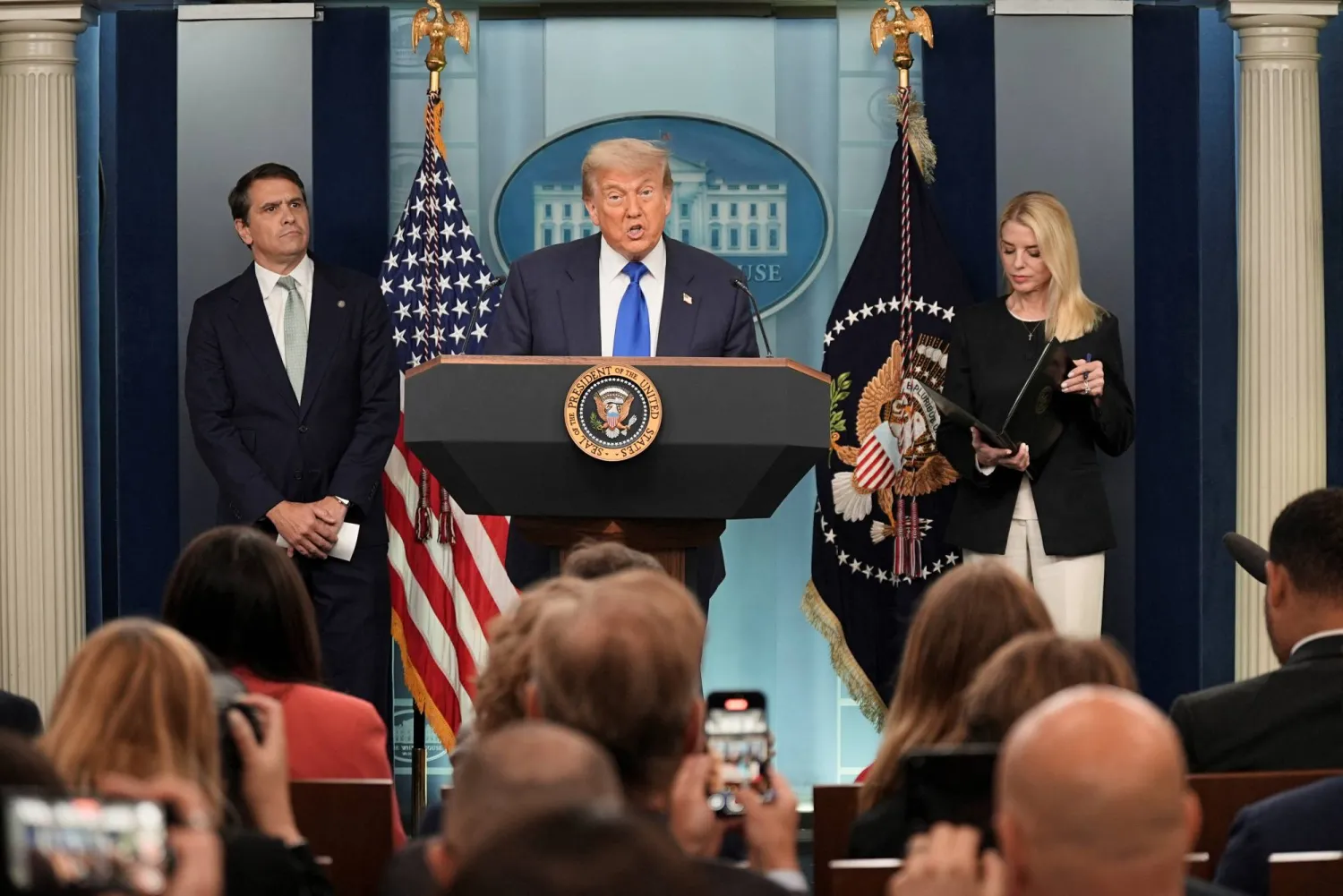 جانب من المؤتمر الصحافي الذي عقده الرئيس دوناد ترمب بعد قرار المحكمة العليا، في البيت اللأبيض أمس (رويترز)