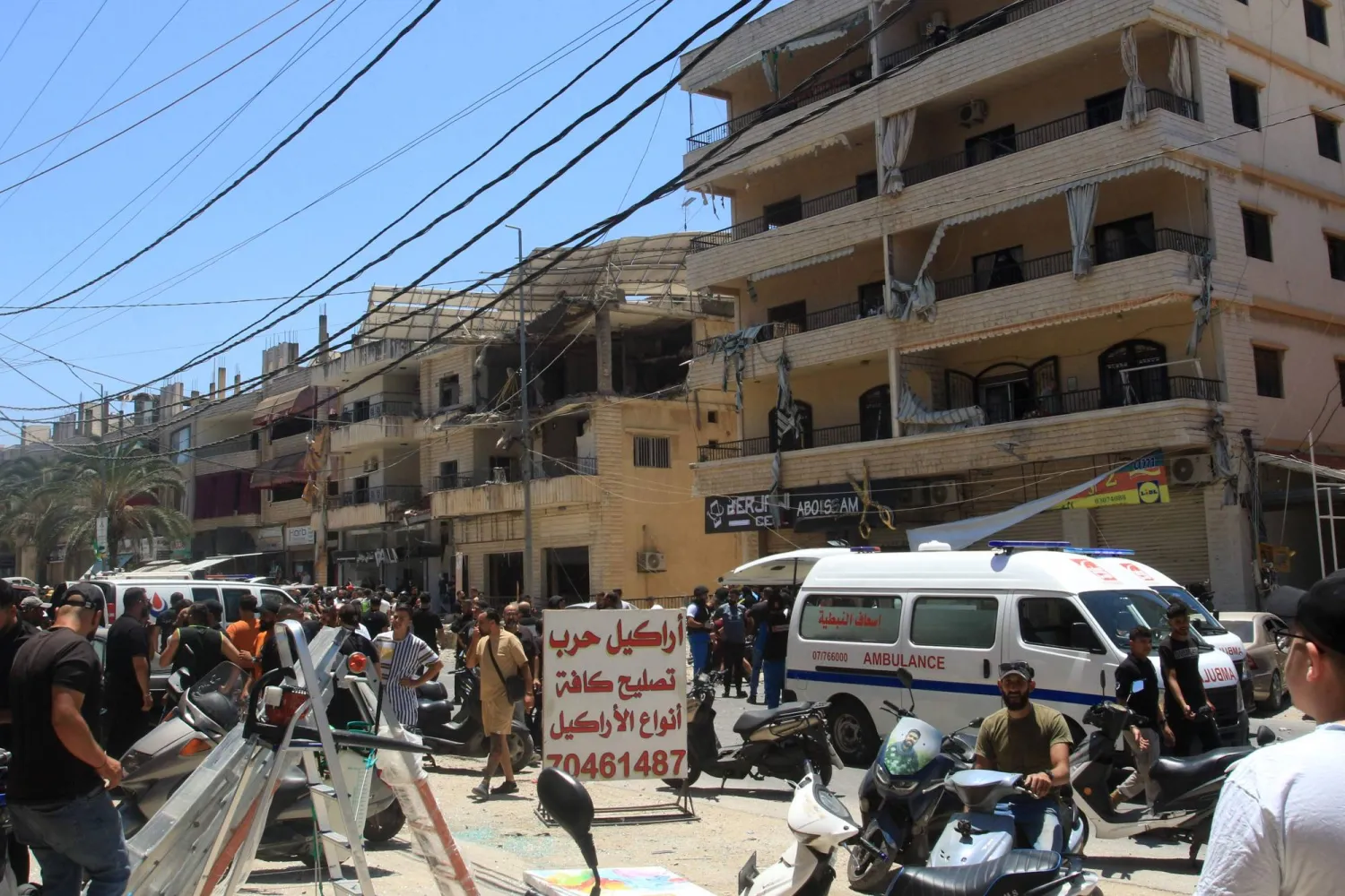 مواطنون يتفقدون الدمار الناتج عن غارات إسرائيلية في النبطية بجنوب لبنان (أ.ف.ب)