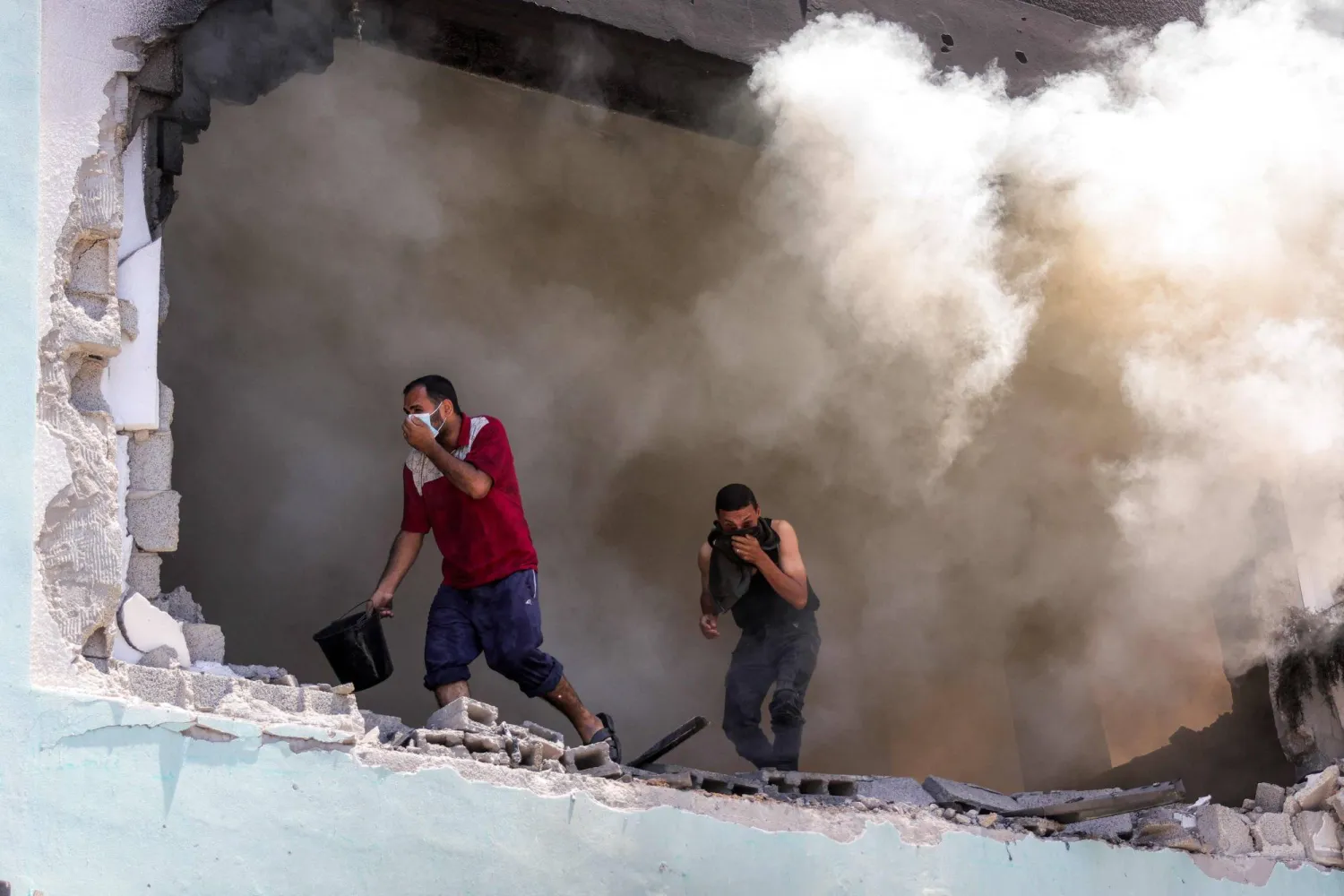 الدخان يتصاعد عقب قصف إسرائيلي على مدرسة تديرها وكالة «أونروا» في جباليا شمال قطاع غزة الجمعة (أ.ف.ب)