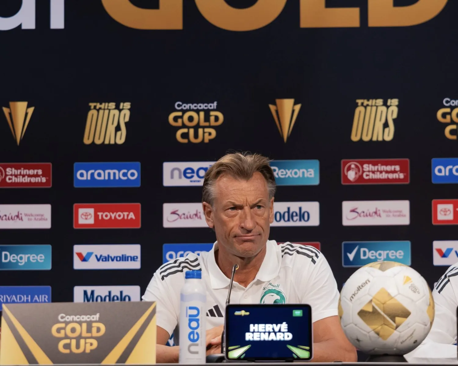 الفرنسي هيرفي رينارد خلال المؤتمر الصحافي (المنتخب السعودي) 