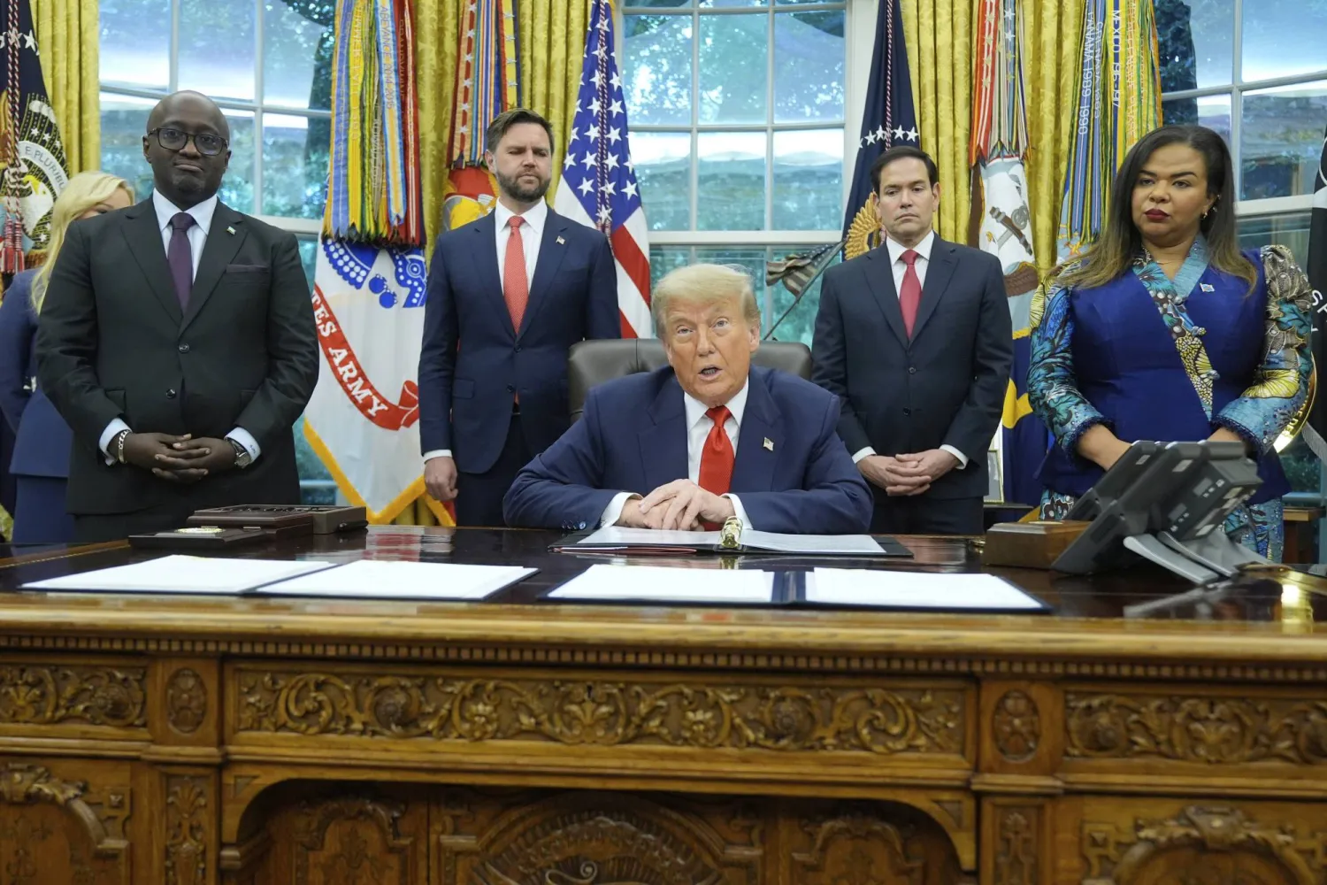 الرئيس الأميركي دونالد ترمب بين وزيرَي الخارجية الرواندي أوليفييه أندوهوجيريهي والكونغولية تيريزا كاييكوامبا واغنر في البيت الأبيض (أ.ب)