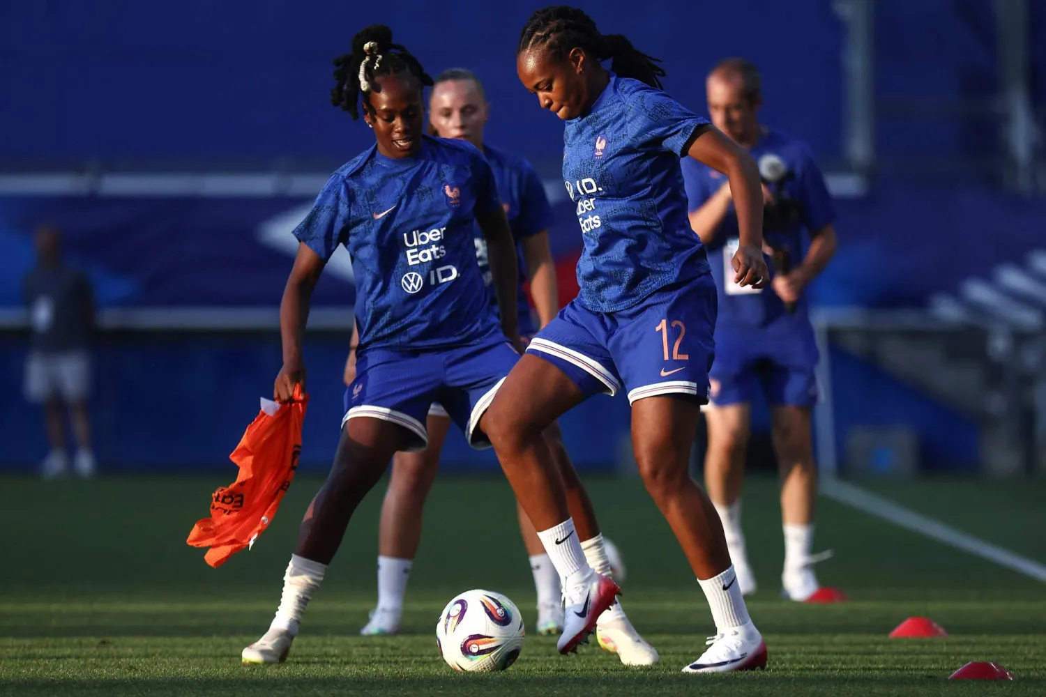 ماري-أنطوانيت كاتوتو (يمين) نجمة منتخب فرنسا (أ.ف.ب)