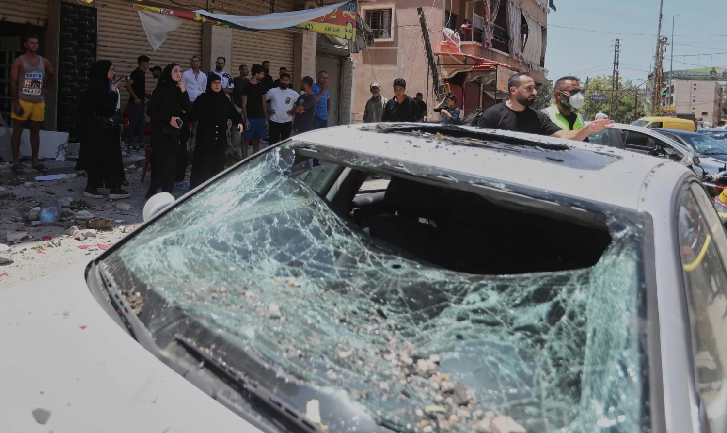 سيارة متضررة في القصف الذي استهدف مدينة النبطية الجنوبية 27 يونيو 2025 (أ.ب)