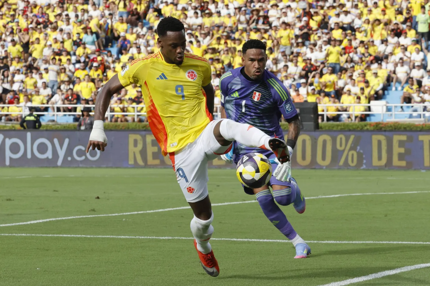 المهاجم الكولومبي الشاب جون دوران (إ.ب.أ)