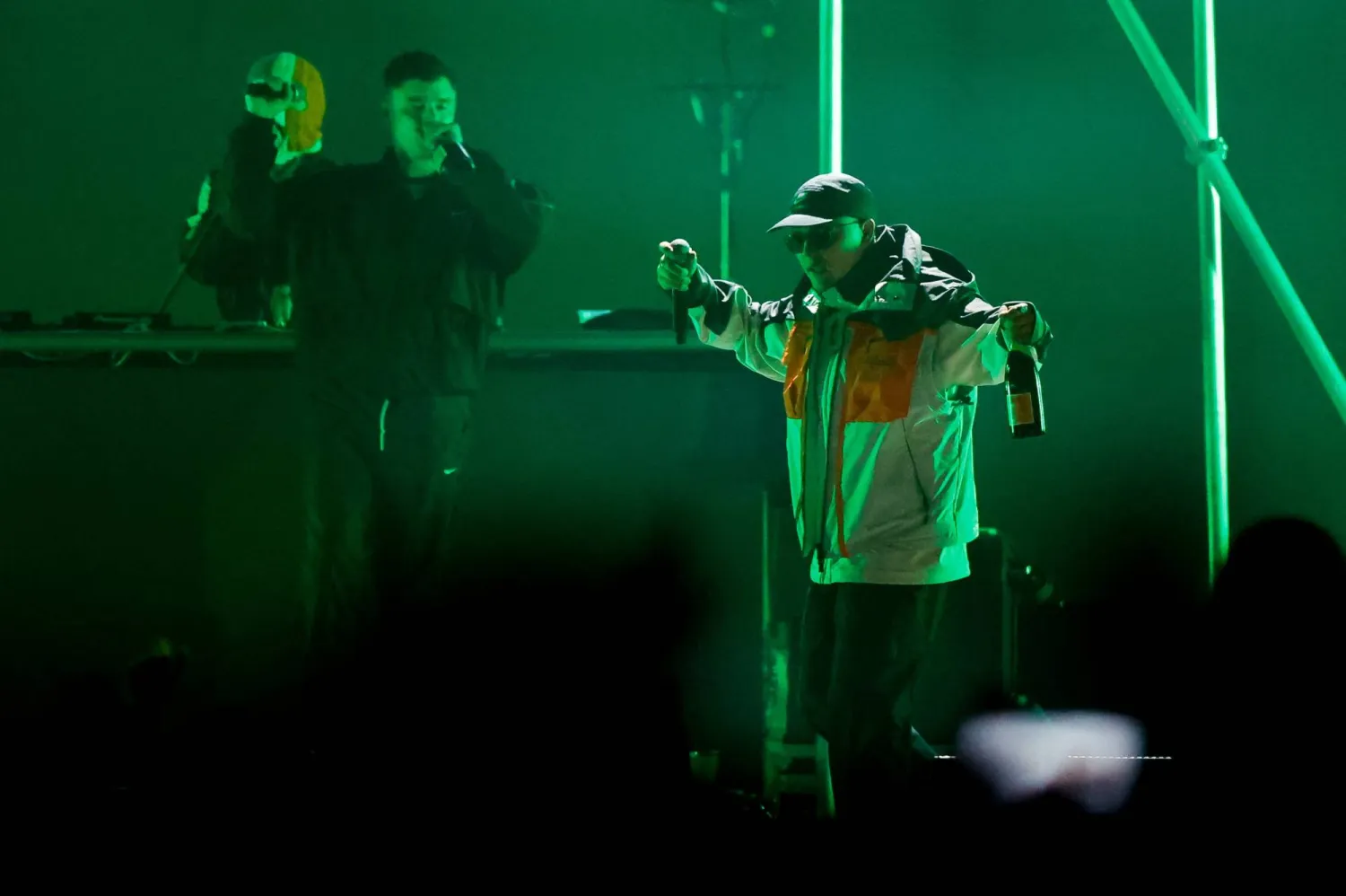 فرقة الراب الآيرلندية «نيكاب» تؤدي عرضاً على خشبة المسرح في مهرجان فيرفيو بارك الموسيقي بدبلن (رويترز)