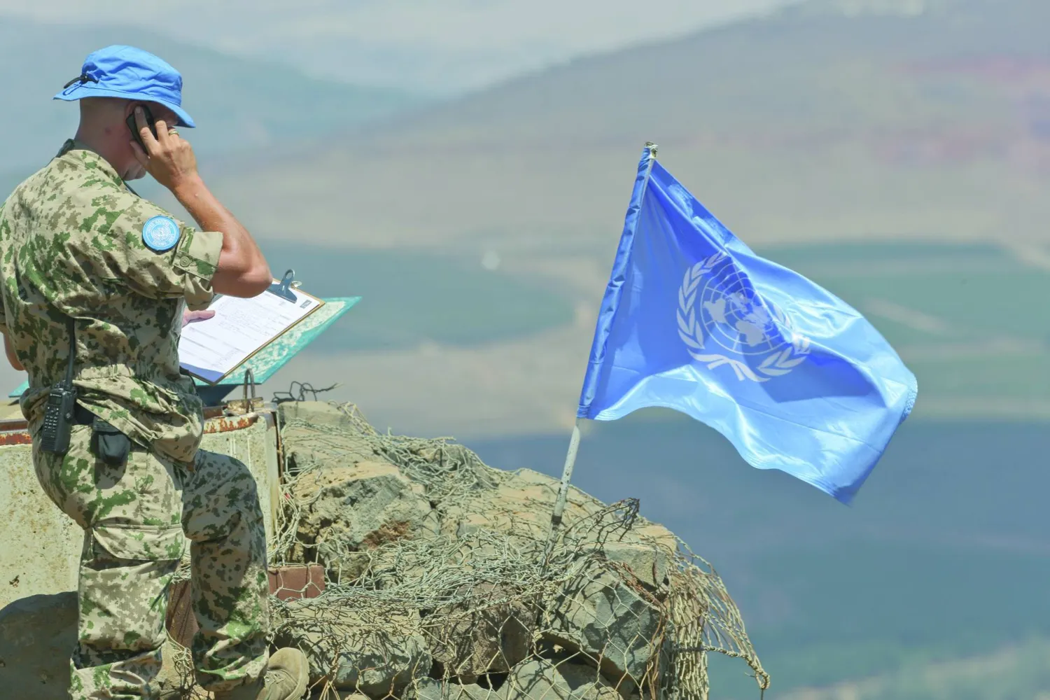 أحد جنود «حفظ السلام» التابعين للأمم المتحدة أثناء متابعته مدينة القنيطرة ومعبر القنيطرة الحدودي الوحيد بين سوريا وإسرائيل في سبتمبر 2014 (إ.ب.أ)