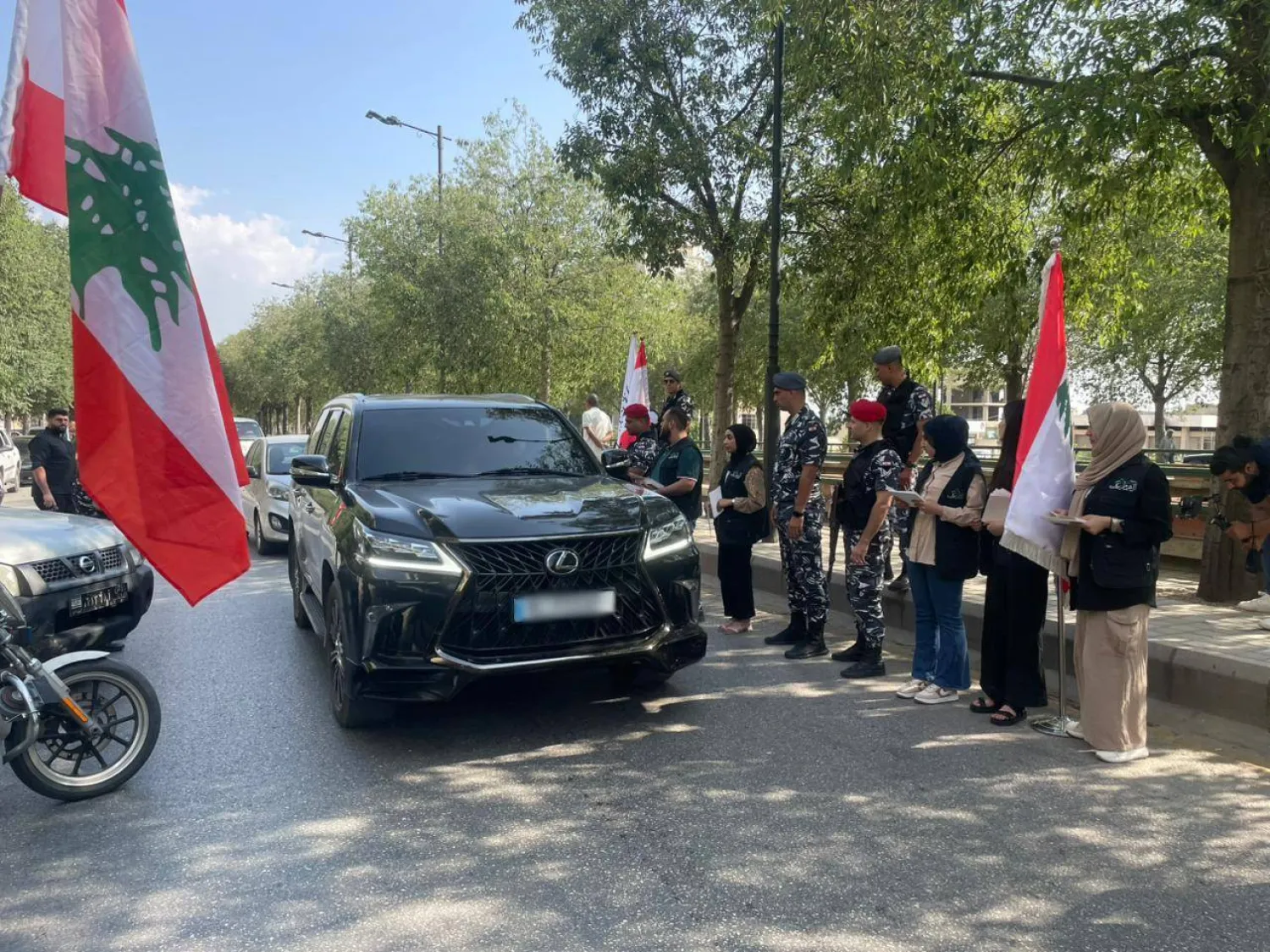 عناصر من قوى الأمن تقيم حاجز محبة في عيدها الأسبوع الماضي ببيروت (قوى الأمن)