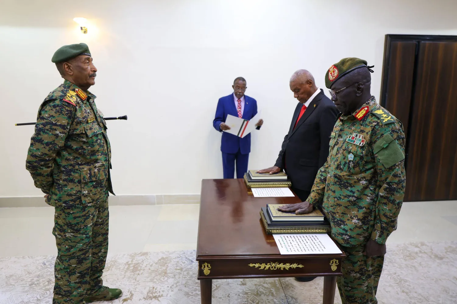 وزيرا الدفاع والداخلية يؤديان اليمين الدستورية أمام رئيس مجلس السيادة عبد الفتاح البرهان (إعلام مجلس السيادة)