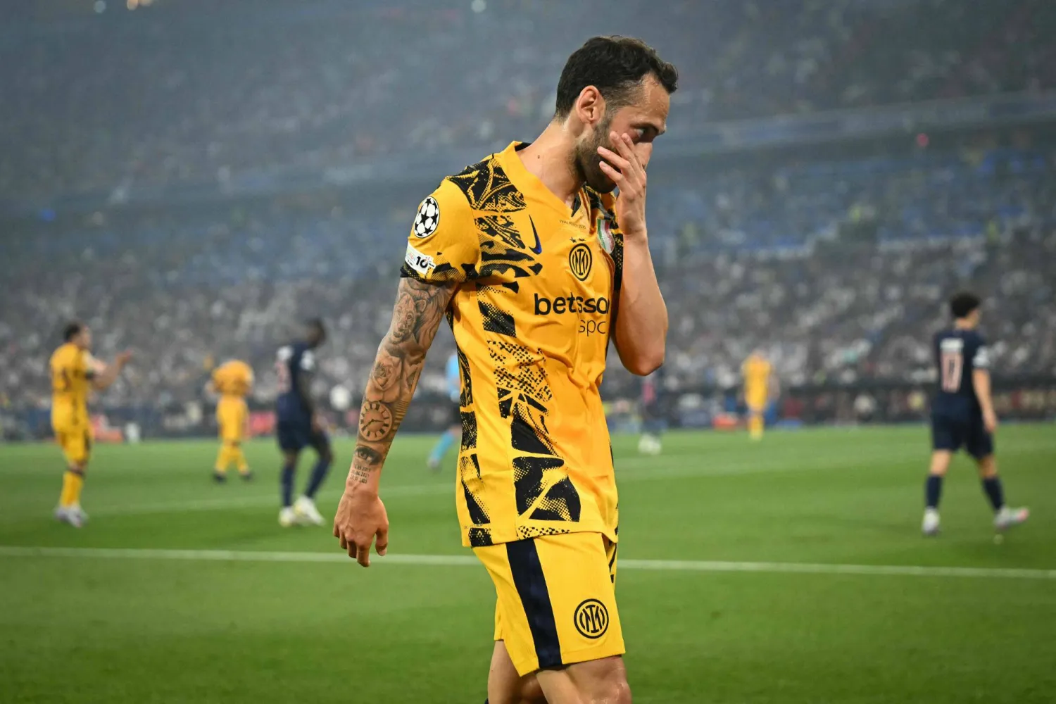 النجم التركي هاكان تشالهانوغلو (أ.ف.ب)