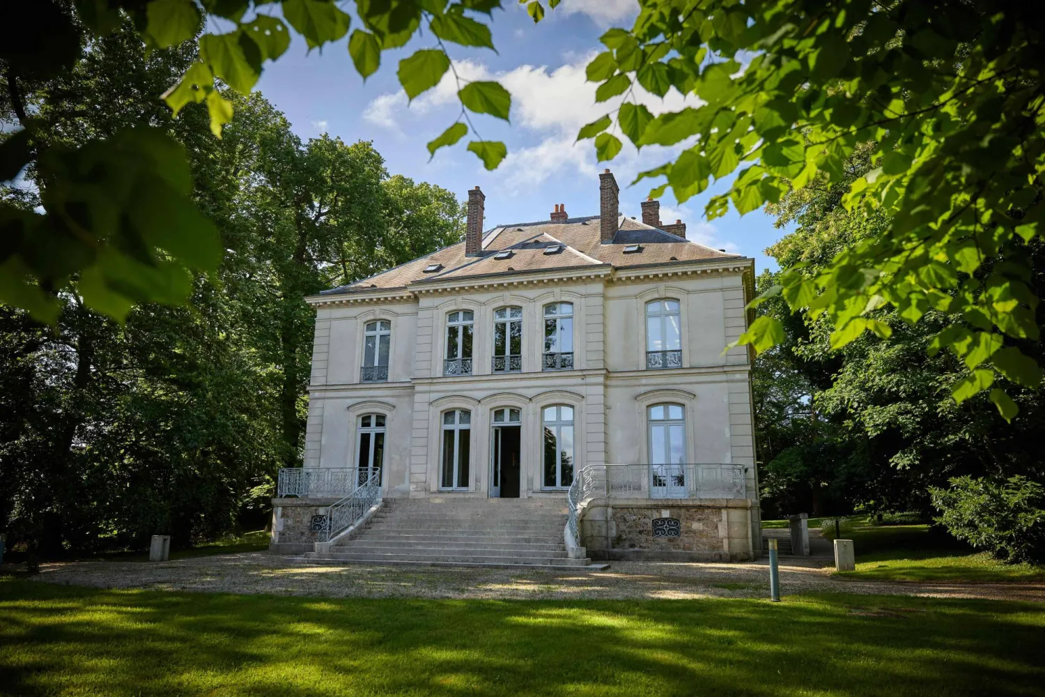 منزل كارل لاغرفيلد في لوفسيين بالقرب من باريس (أ.ف.ب)