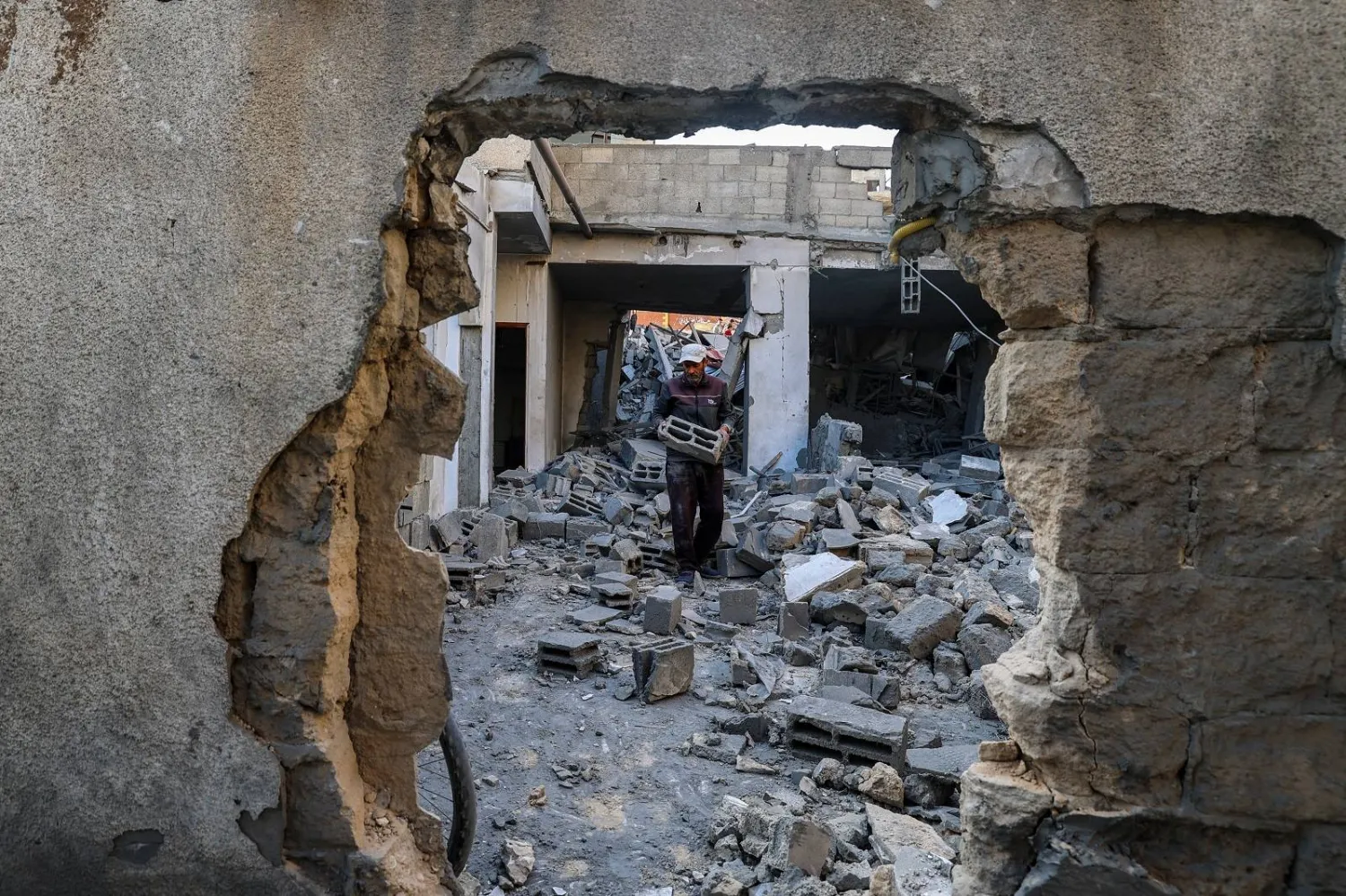 فلسطيني داخل مبنى تعرض لقصف إسرائيلي في مخيم البريج للاجئين وسط قطاع غزة (أ.ف.ب)