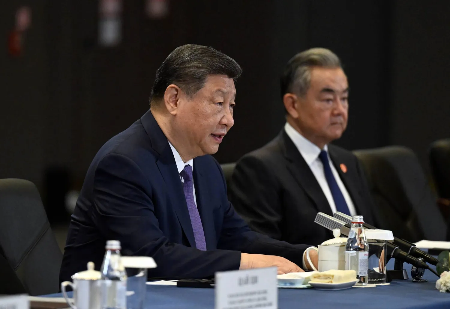 الرئيس الصيني شي جينبينغ (يسار) يظهر إلى جانب وزير الخارجية وانغ يي في قمة بآستانة يوم 16 يونيو (إ.ب.أ)