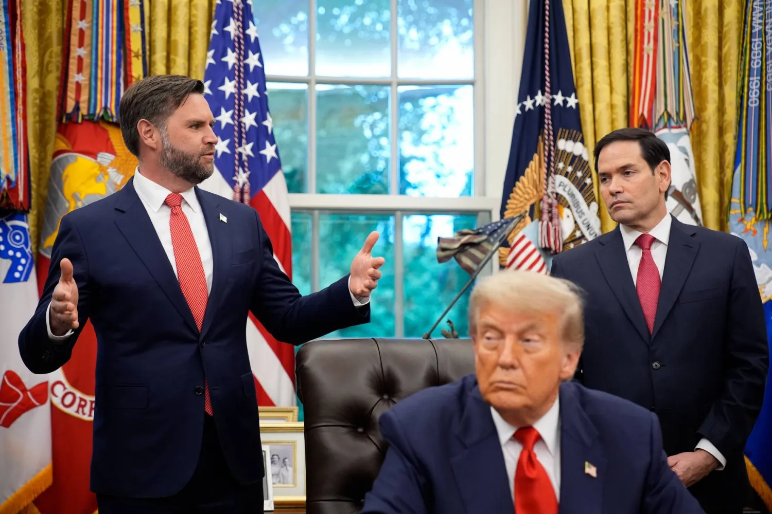 ترمب محاطاً بنائبه جي دي فانس ووزير الخارجية ماركو روبيو في المكتب البيضاوي الجمعة (إ.ب.أ)