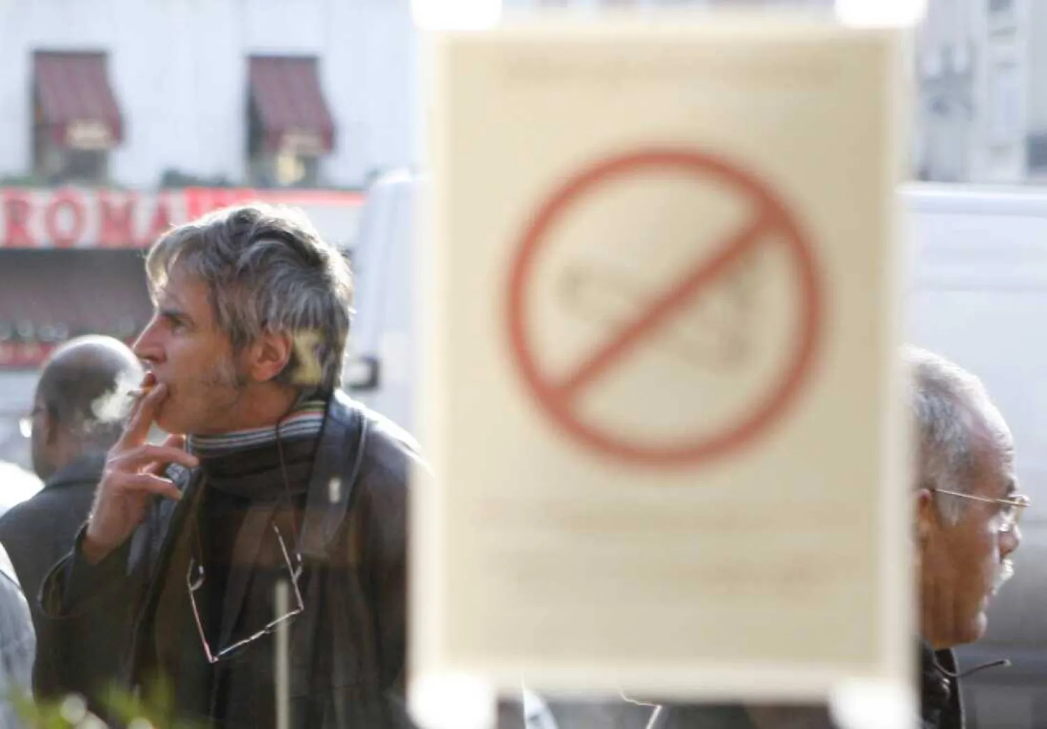 الحظر لا يشمل شرفات المقاهي والمطاعم (أ.ب)