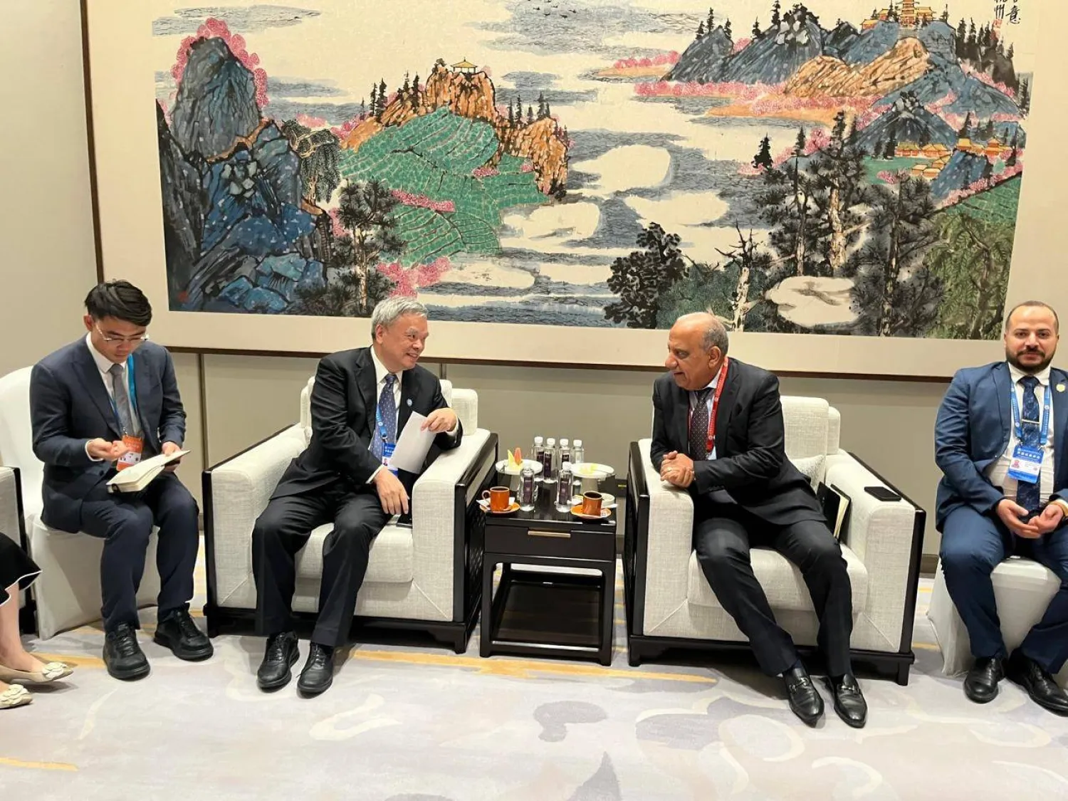 وزير الكهرباء المصري خلال لقاء رئيس منظمة تطوير وترابط الطاقة العالمية في الصين (وزارة الكهرباء المصرية)