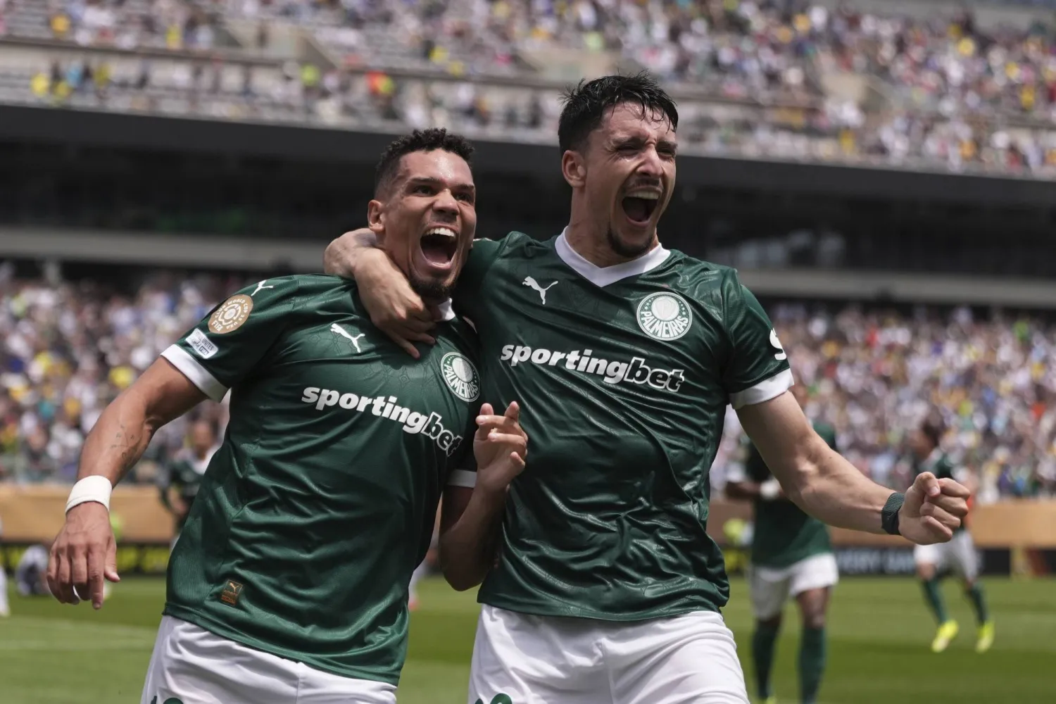 باولينيو محتفلاً بهدف الفوز (أ.ب)