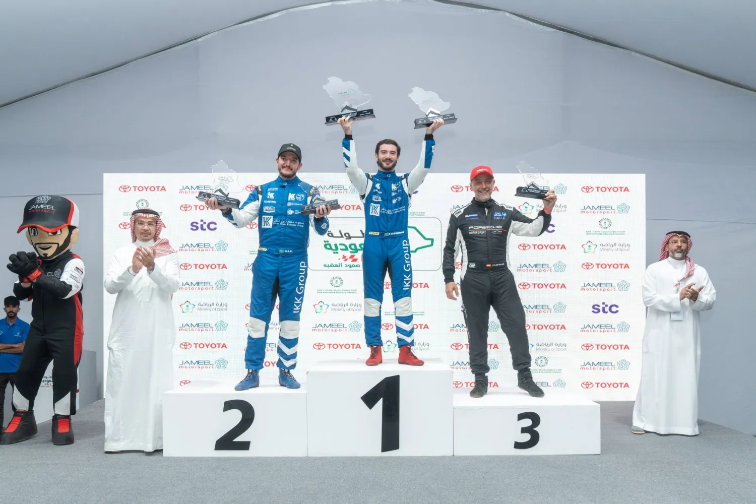 جانب من تتويج أصحاب المراكز الثلاثة الأولى (الشرق الأوسط)