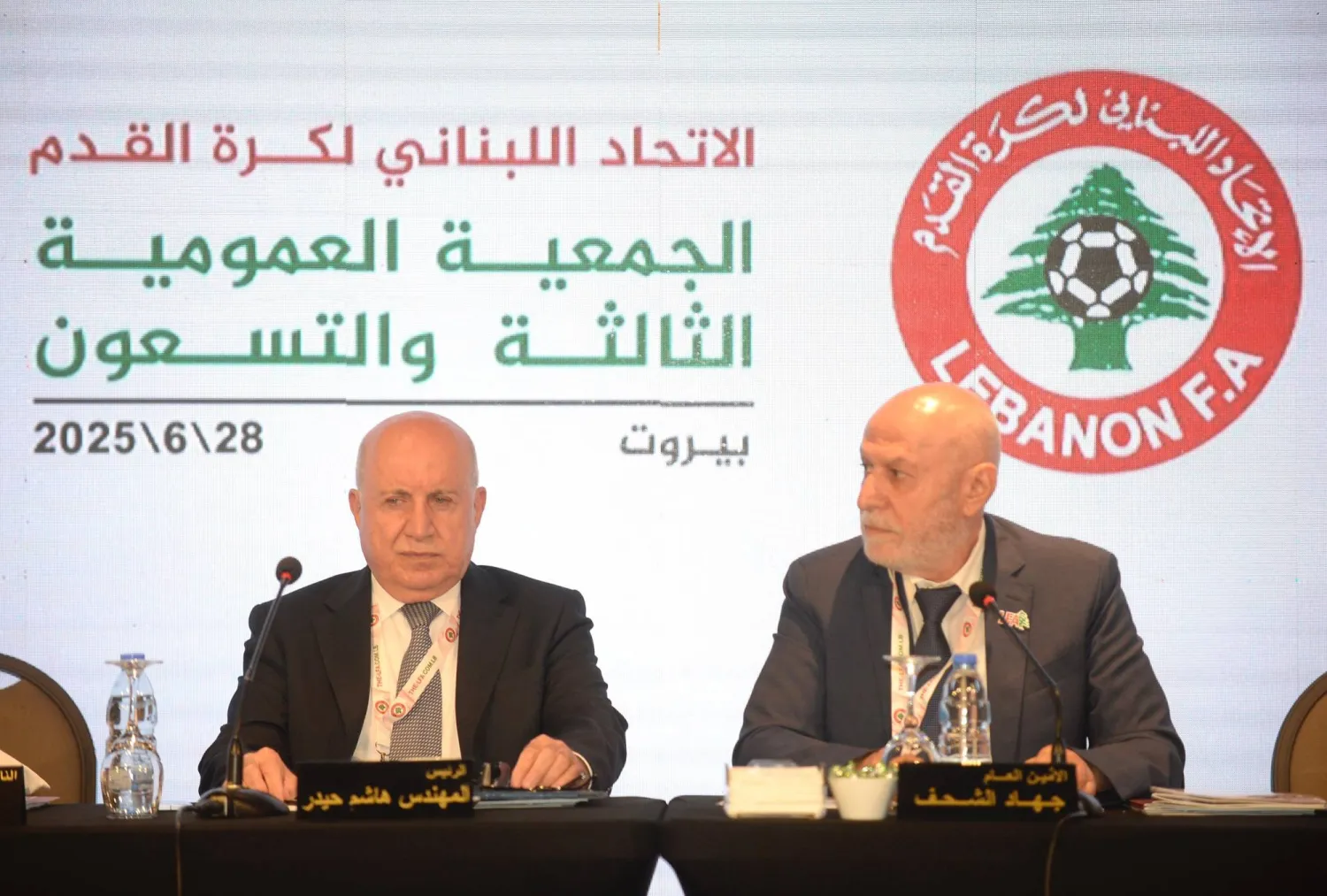 هاشم حيدر "يسار" خلال تنصيبة رئيسا للاتحاد اللبناني لكرة القدم (الشرق الأوسط)