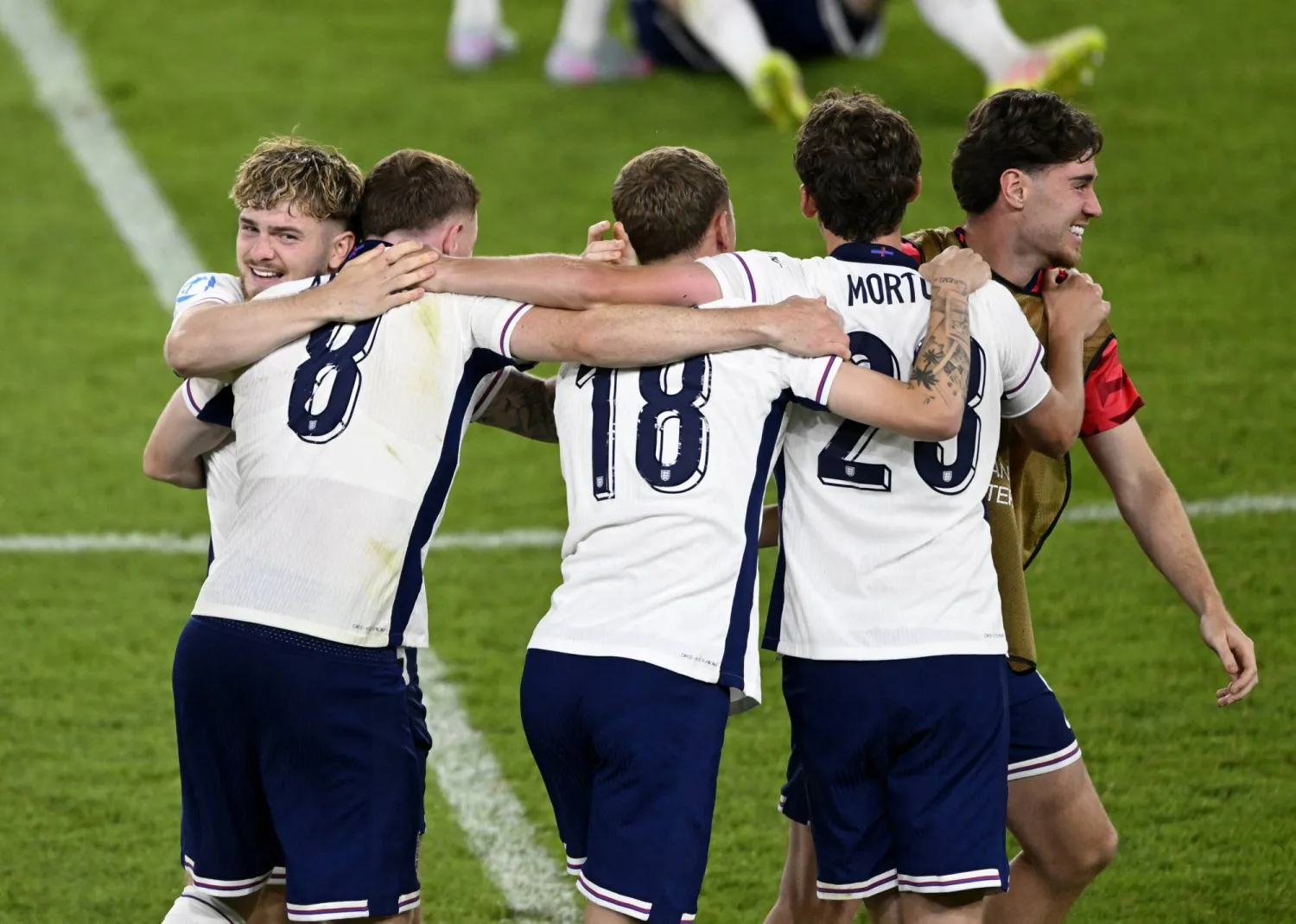 لاعبو إنجلترا يحتفلون باللقب الأوروبي (رويترز)