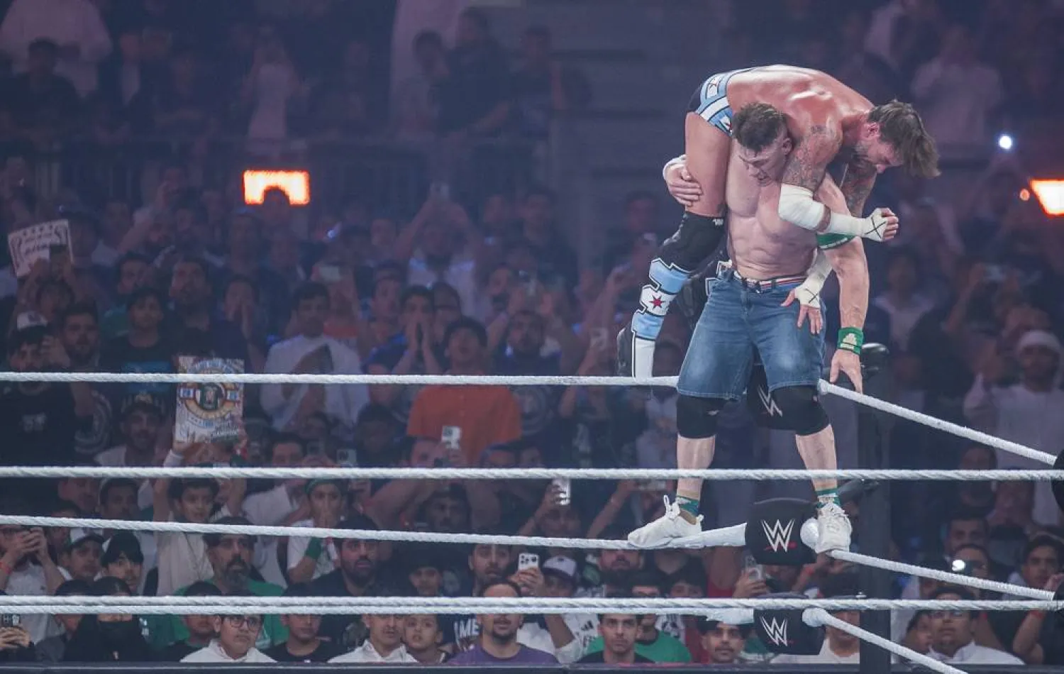 جون سينا أسقط سي إم بانك في نزال ملحمي (تصوير: سعد الدوسري)