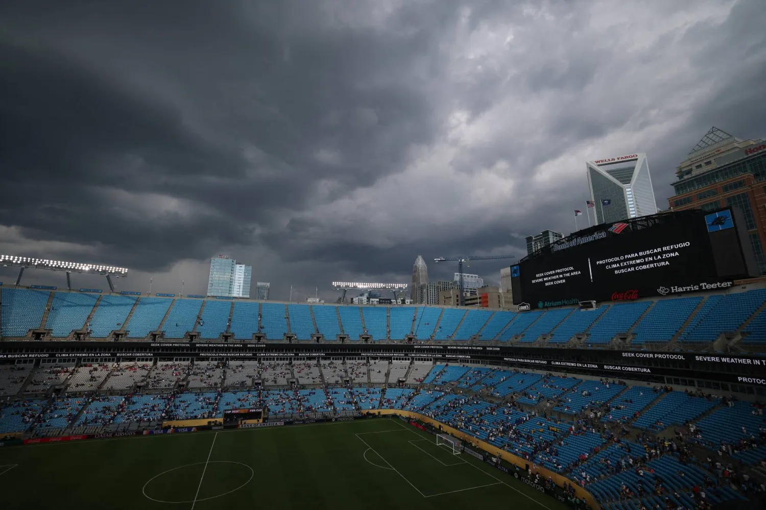 الأجواء كما بدت بعد تعليق المباراة (رويترز)