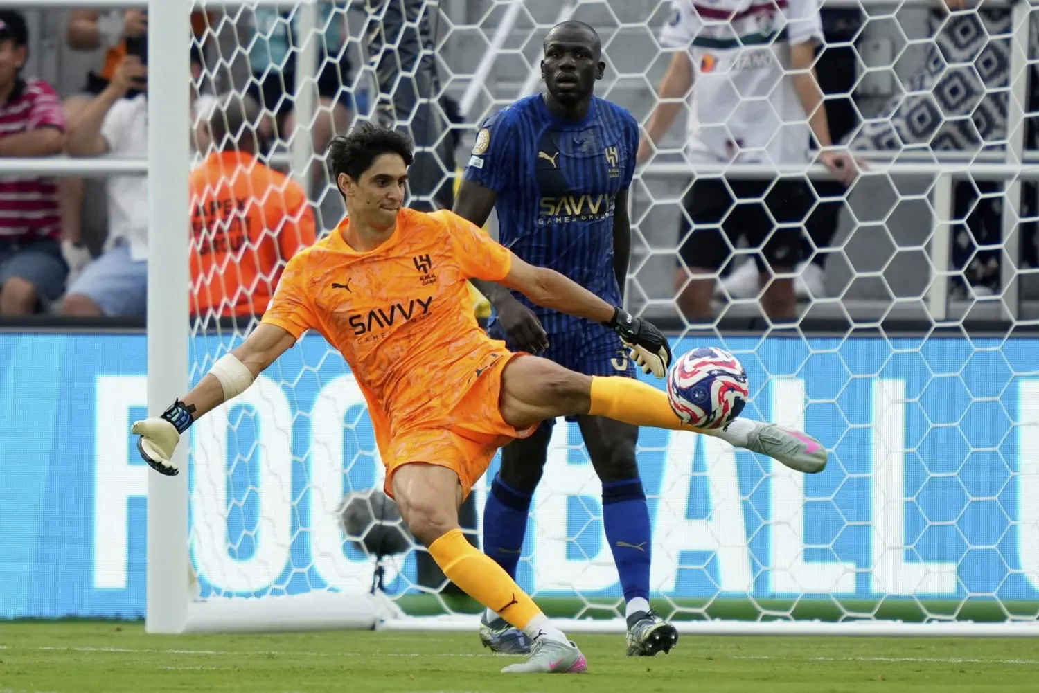 الحارس ياسين بونو أمام مهمة تاريخية مع الهلال (أ.ب)