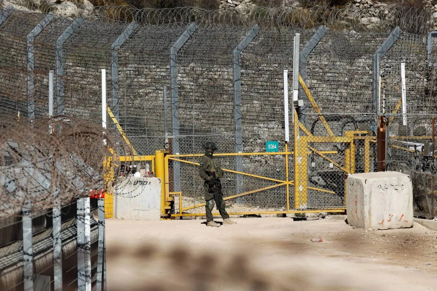 جندي إسرائيلي يقف على حدود المنطقة العازلة في الجولان (أرشيفية - أ.ف.ب)