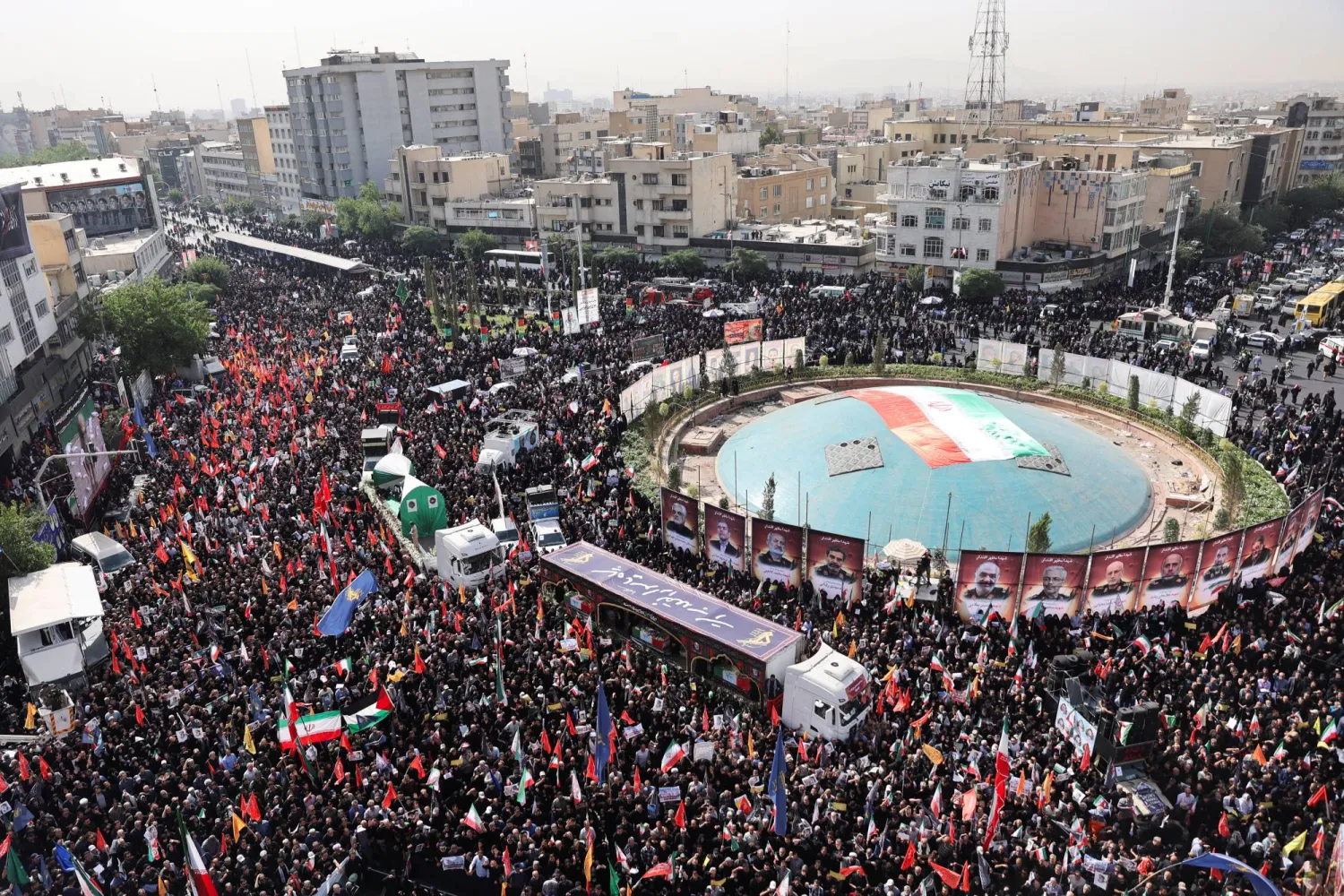 أشخاص يشاركون في موكب جنازة القادة العسكريين الإيرانيين والعلماء النوويين وغيرهم ممن قتلوا في الضربات الإسرائيلية بطهران (رويترز)