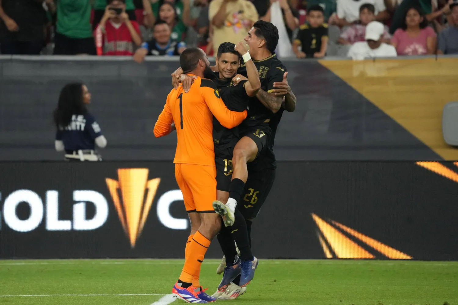 عبرت هندوراس بنما بركلات الترجيح إلى نصف النهائي (رويترز) 