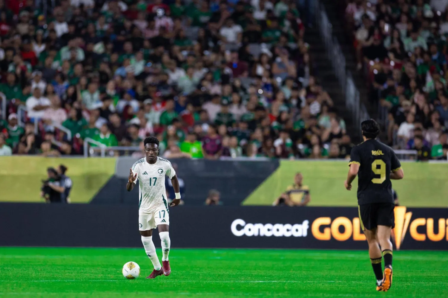 محمد بكر خلال مواجهة الأخضر ونظيره منتخب المكسيك (المنتخب السعودي)