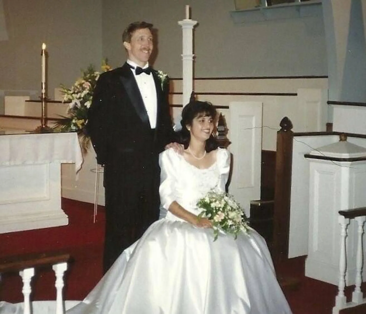 ماندونا (دونا) كاشانيان البالغة من العمر 64 عاماً الآن تجلس مع زوجها راسل ميلن في حفل زفافهما في صورة قدمتها ابنتها (أ.ب)