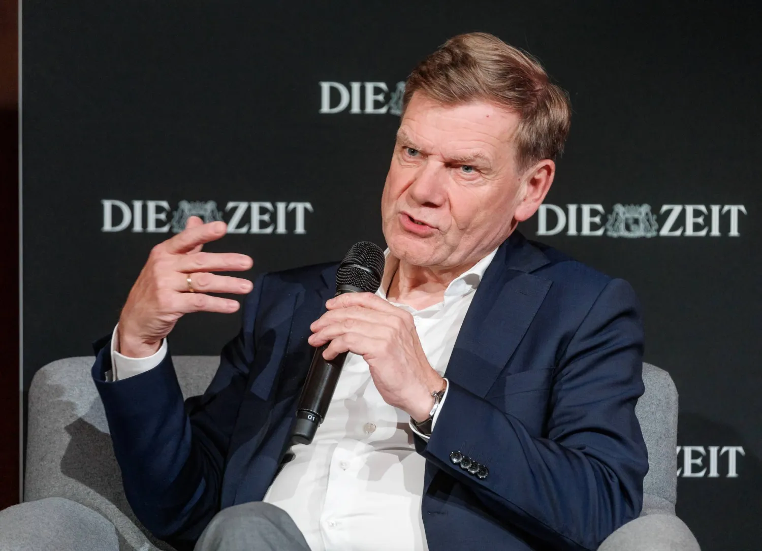 وزير الخارجية الألماني يوهان فاديفول يتحدث عن مواضيع السياسة الخارجية في فعالية «ليلة الزمن الطويلة 2025» بحرم جامعة هامبورغ (د.ب.أ)