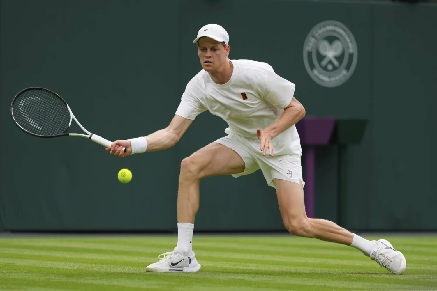 سينر يقلل من أهمية انفصاله عن اثنين من طاقم فريقه (أ.ب)