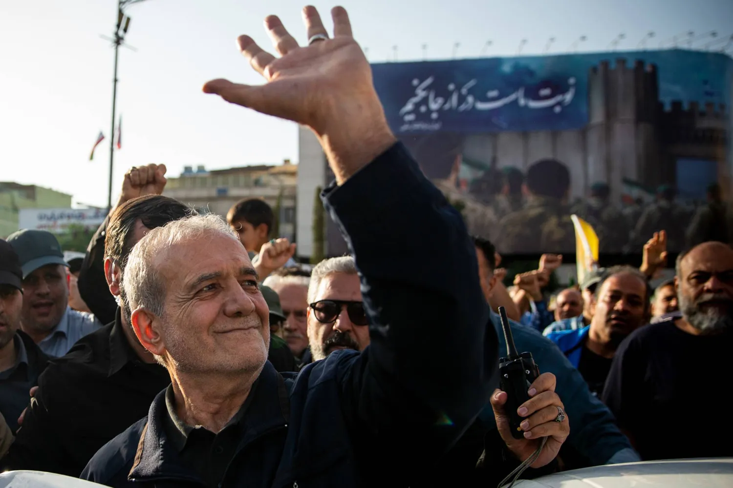 الرئيس الإيراني مسعود بزشكيان يشارك في احتجاجٍ بالعاصمة طهران في أعقاب ضربة أميركية لمنشآت نووية إيرانية (د.ب.أ)