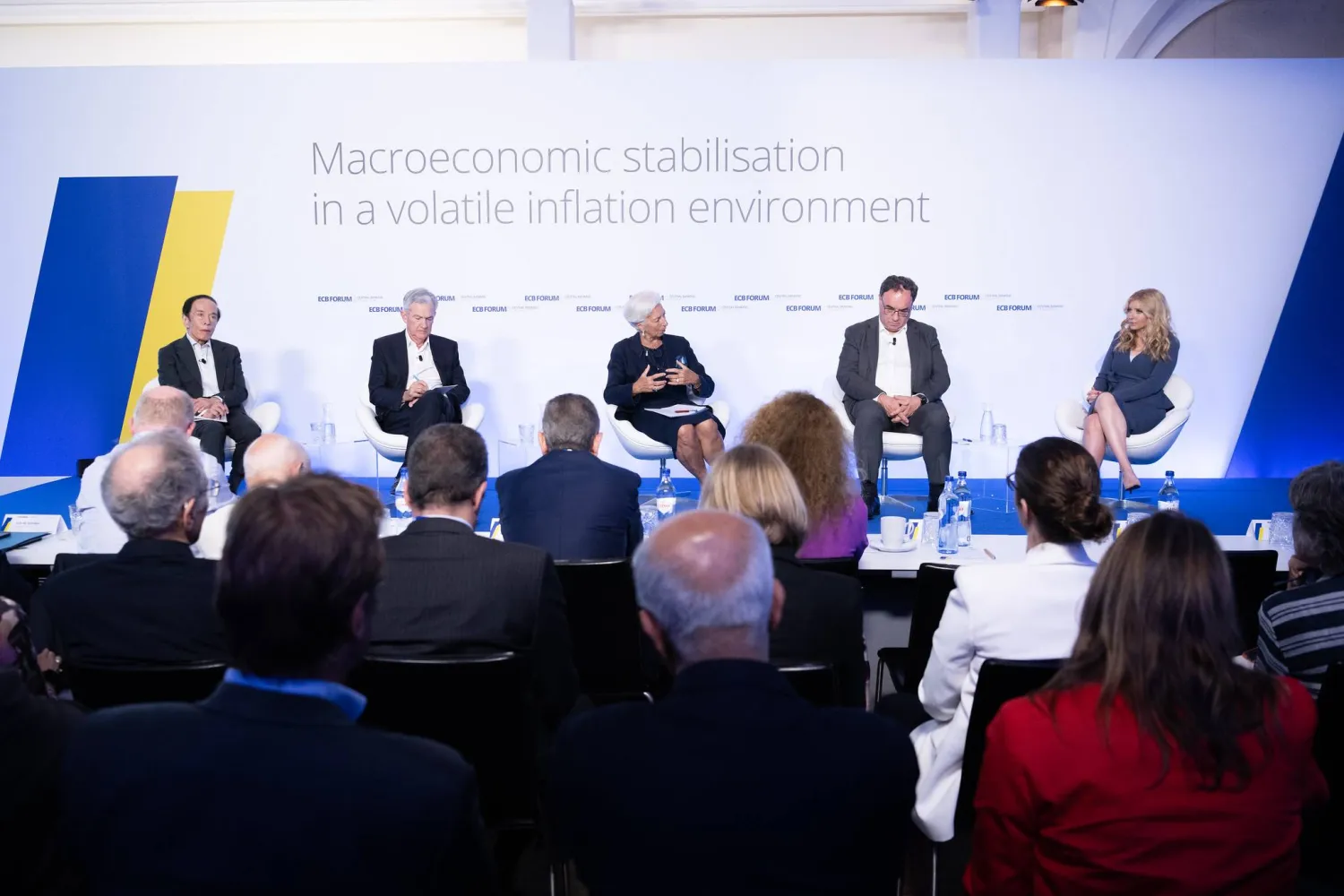 جلسة خلال اجتماع سابق لمحافظي البنوك المركزية في سنترا البرتغالية (رويترز)