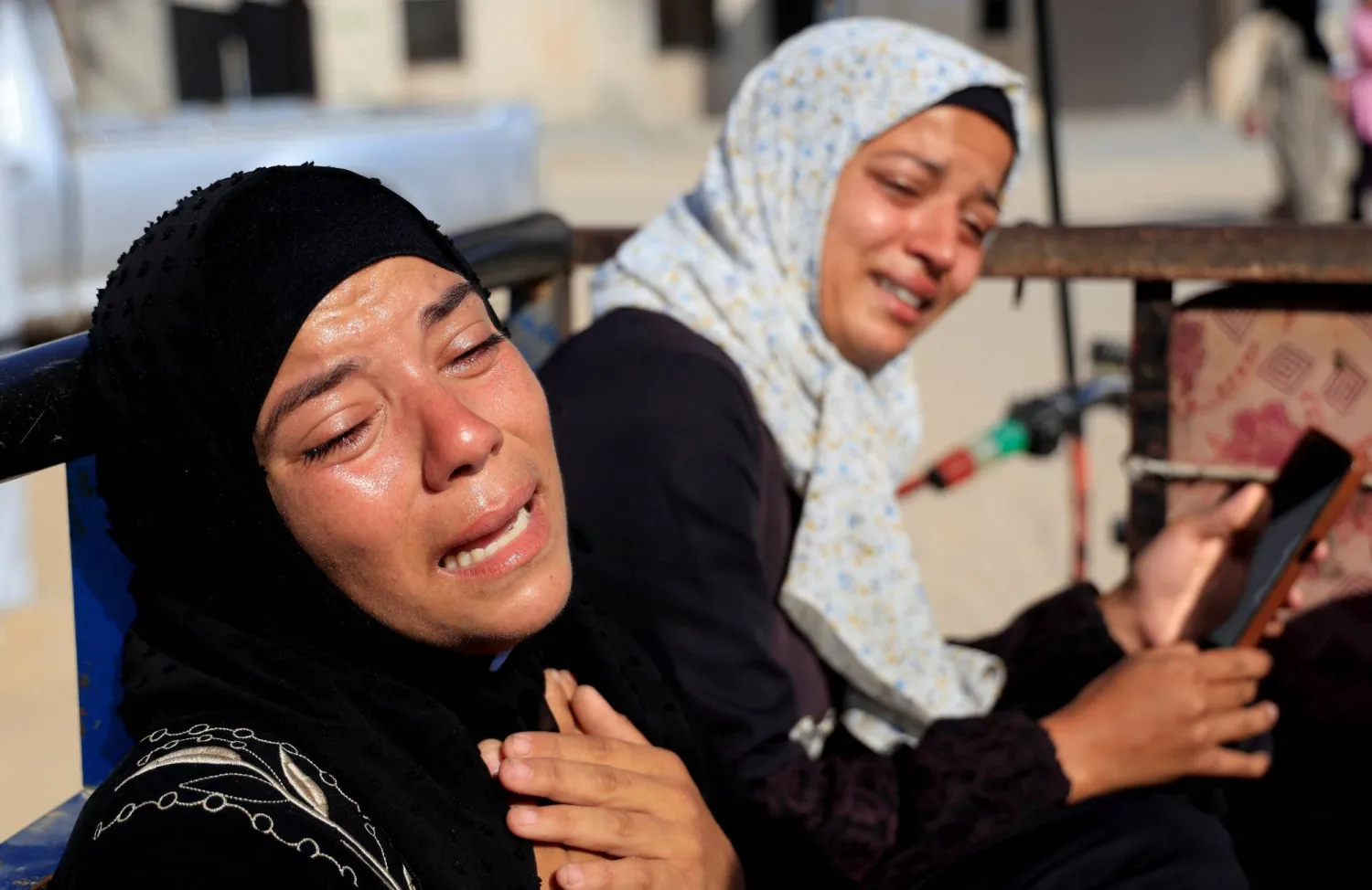 سيدات يبكين على ذويهم في غزة بعد غارات إسرائيلية في خان يونس (رويترز)