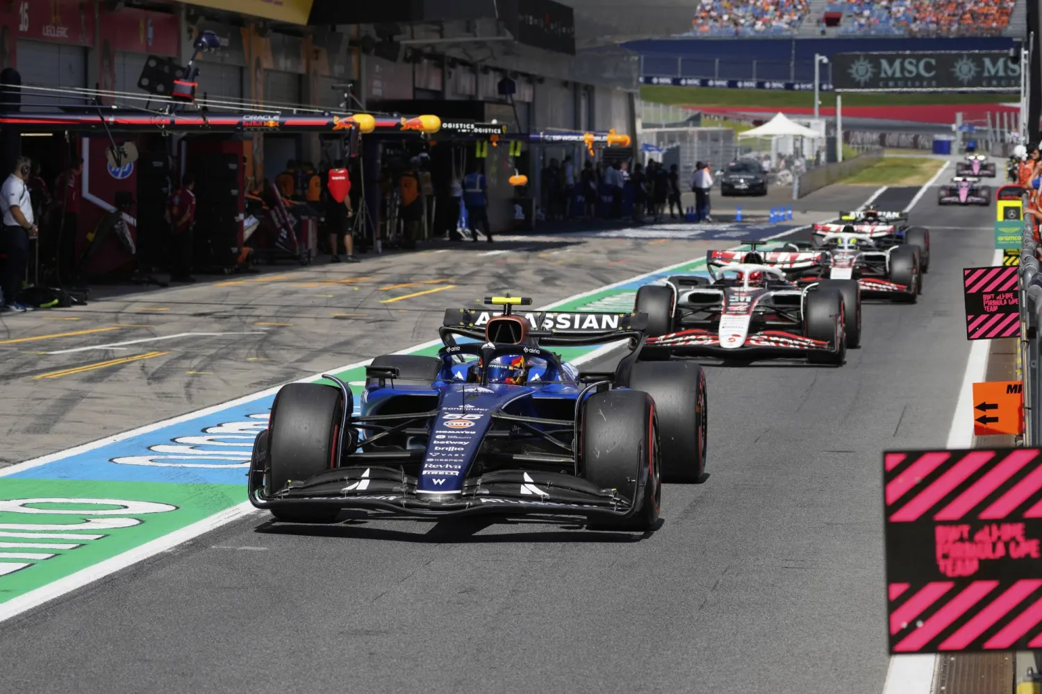 سيبقى سباق «جائزة النمسا الكبرى» الذي تستضيفه حلبة «رد بول» على جدول سباقات بطولة العالم لـ«فورمولا 1» حتى عام 2041 (أ.ب)