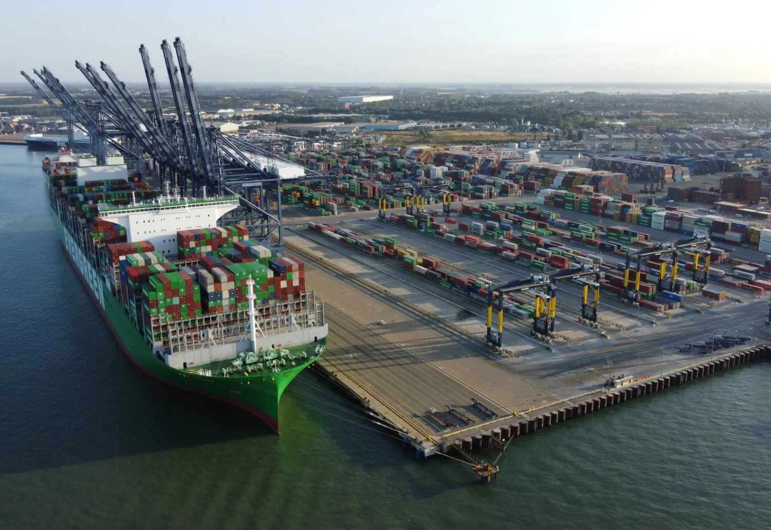 سفينة حاويات راسية بجوار رافعات في فيليكستو- بريطانيا (رويترز)