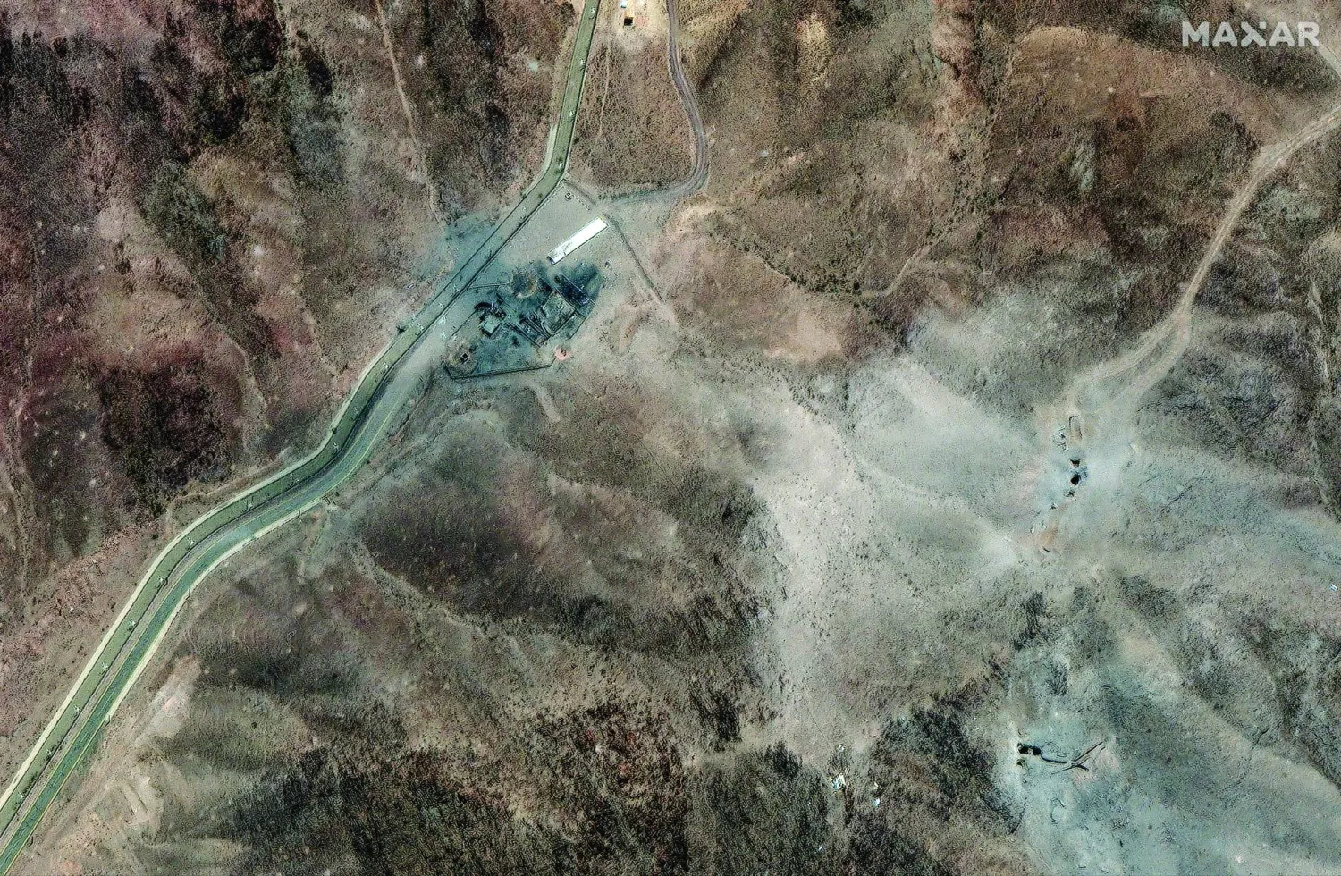 صورة بالأقمار الاصطناعية لمحيط منشأة «فوردو» النووية الإيرانية عقب الضربات الأميركية (رويترز)