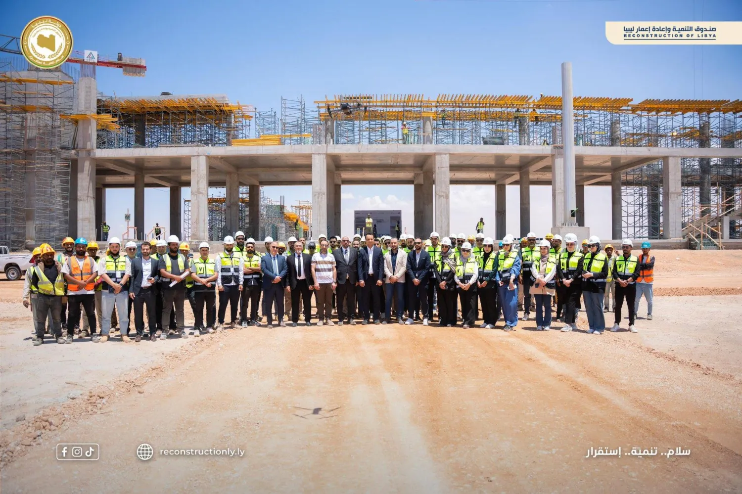 بالقاسم حفتر يتوسط عدداً من العاملين في مشروع توسيع مطار بنغازي الدولي (صندوق إعادة الإعمار)